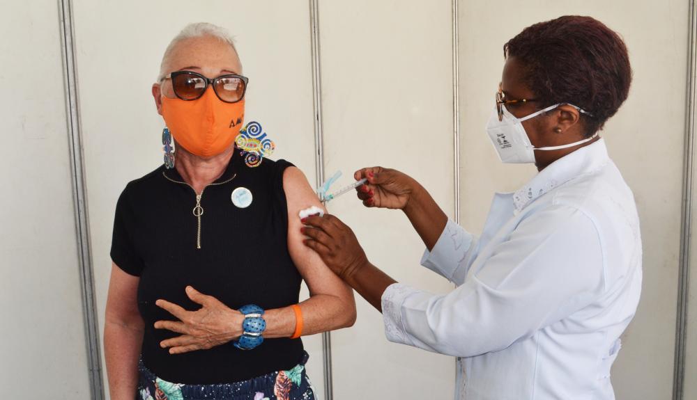 Vacinação: comemoração da Semana Santa é marcada com celebração da vida, em Feira