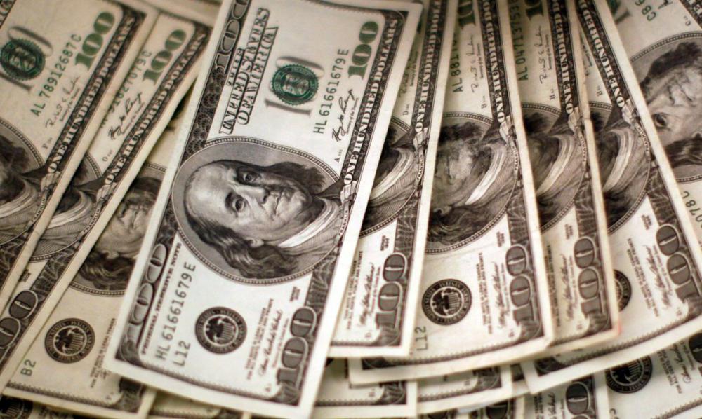 Dólar cai para R$ 5,57 e fecha no menor valor em duas semanas
