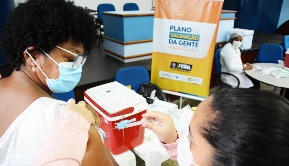 Feira recebe mais vacina e inicia agendamento dos idosos de 62 anos