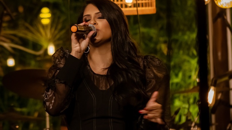 Cantora Talitha Costa realiza live cantando Beatles