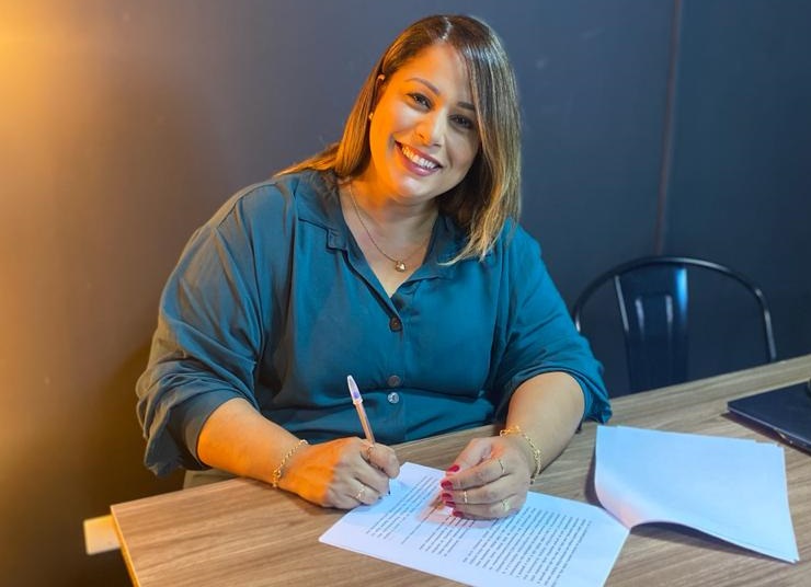 Jana Nazireu assina contrato com a Siri Music