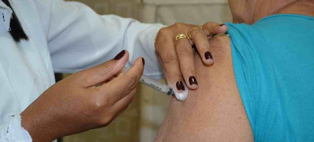 Idosos devem comparecer para tomar segunda dose contra a Covid-19