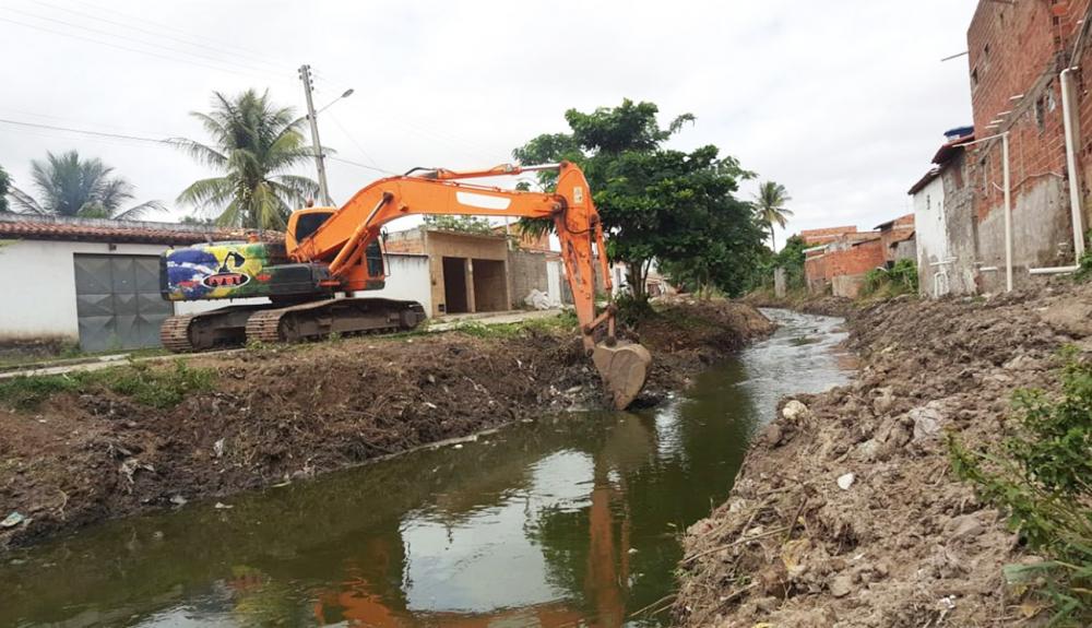 Prefeitura intensifica limpeza de córregos e canais de drenagem