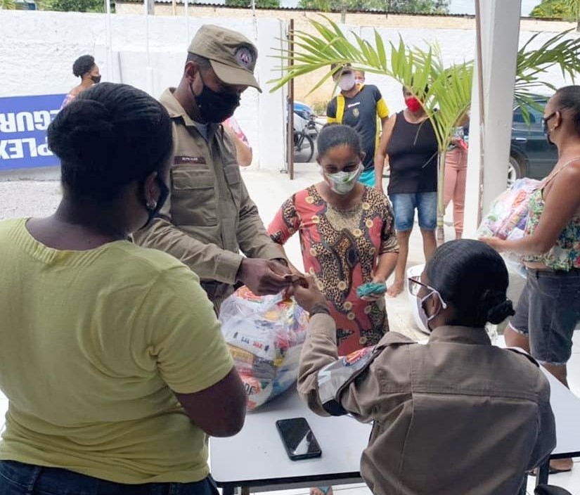 Polícia Militar realiza ação social e distribui 60 cestas básicas em Conceição da Feira