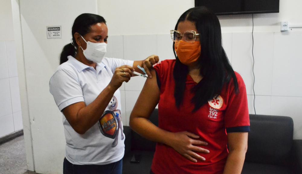 Sábado tem segunda dose para vacinados no drive e Secretaria de Saúde