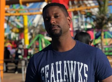 Após aprender inglês em livros 'do lixo', feirense que estudou nos EUA dá aulas grátis de atuação