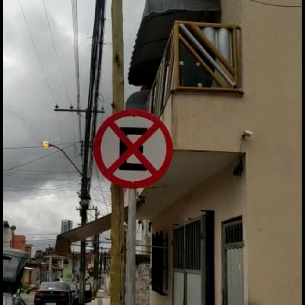 Morador do Ponto Central instala placa irregular para proibir estacionamento de veículos