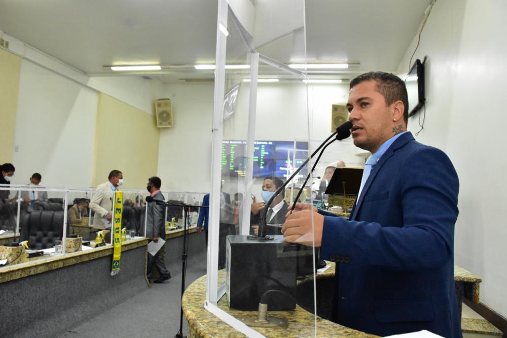 Vereador requer informações sobre quantitativo da frota de ônibus da cidade e elevadores para acessibilidade de cadeirantes