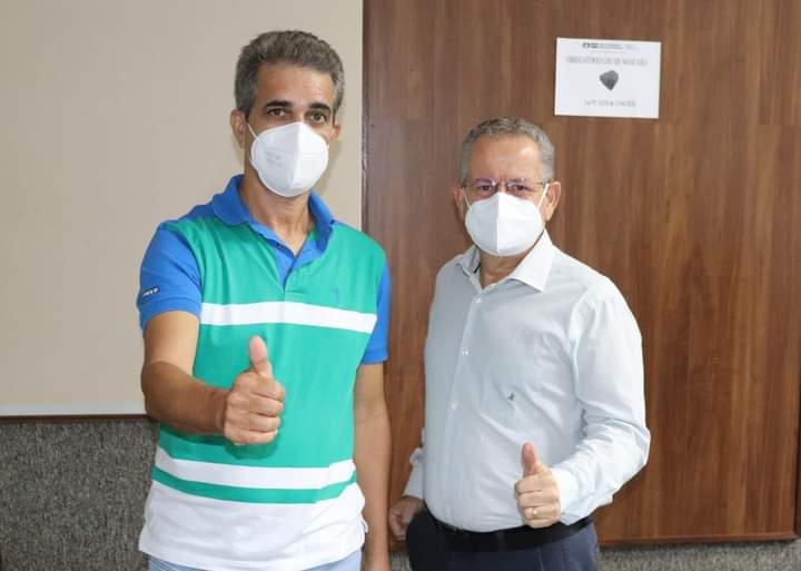 Robinson Almeida e o diretor-executivo da Agerba, Carlos Henrique.