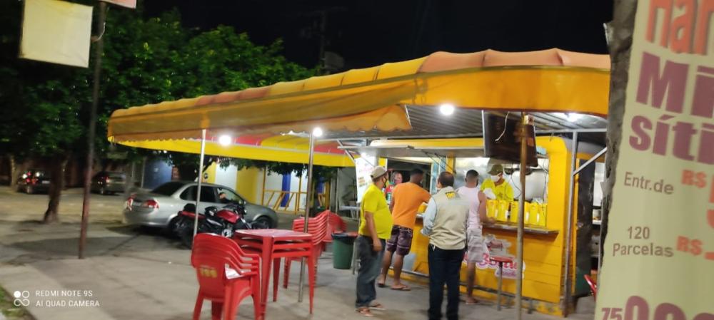 Bares funcionam no fim de semana e venda de bebida alcoólica está permitida das 5h às 21h