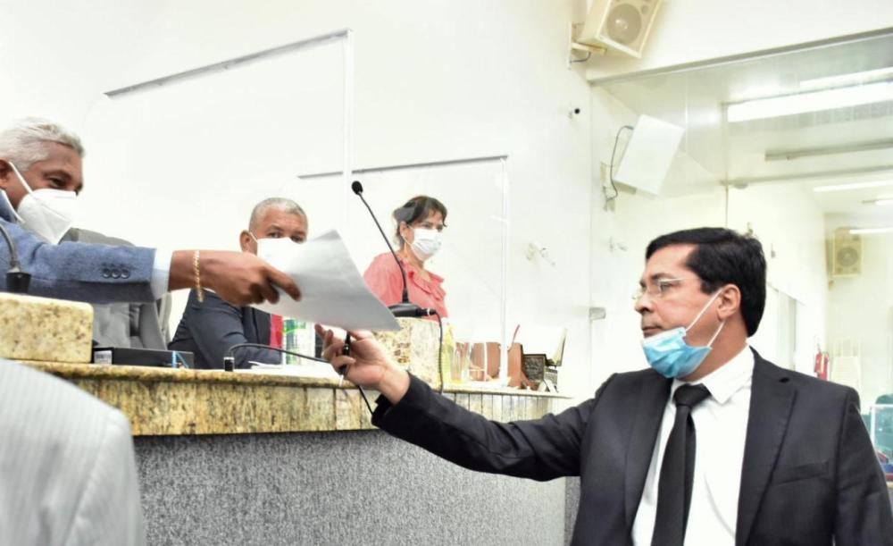 Com 13 assinaturas, vereadores entregam à Mesa da Câmara pedido de 