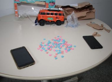  Carro de brinquedo com 100 comprimidos de ecstasy é apreendido no aeroporto
