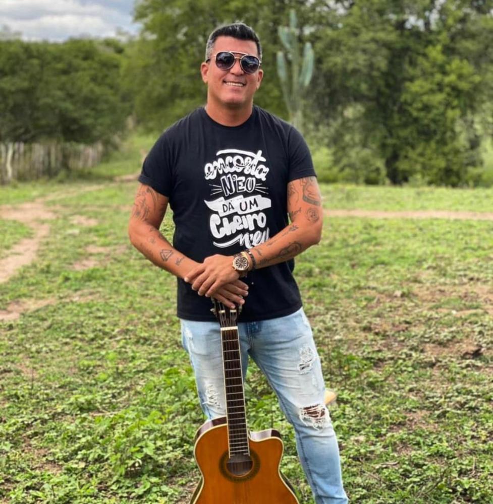 Cássio Sampaio celebra 20 anos de Encosta N'eu; canção se tornou um hino do forró