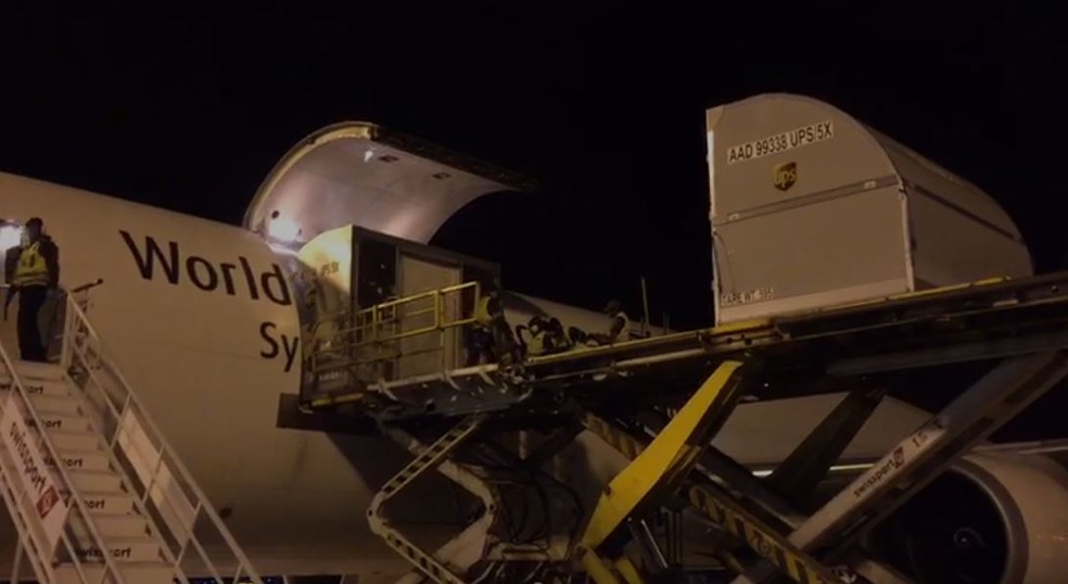 Avião com milhares de doses de nova vacina chega ao Brasil por São Paulo