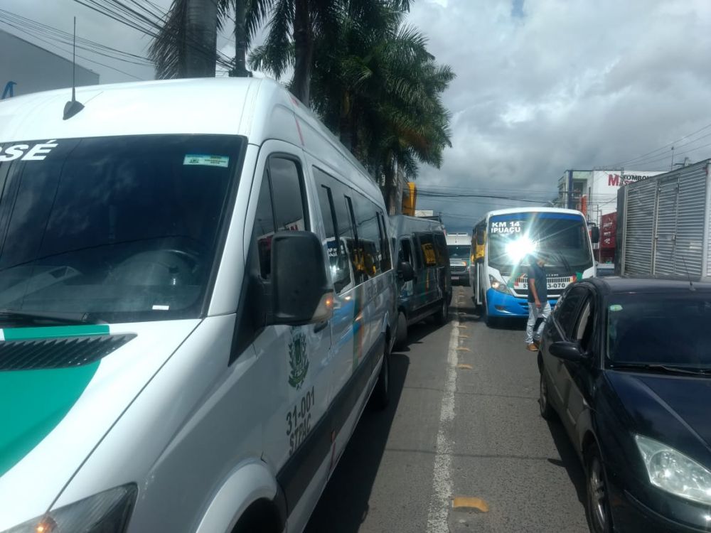 Permissionários do transporte alternativo realizam manifestação contra a clandestinidade