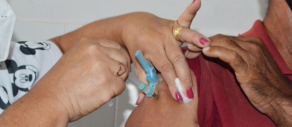 Vacinação para pessoas com comorbidades e trabalhadores da Educação segue neste sábado