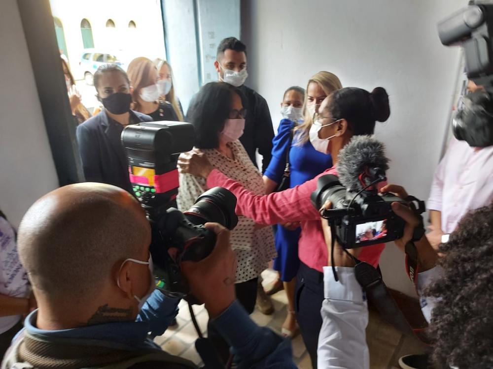 Cachoeira: alvo de ataques racistas e ameaças de morte, prefeita recebe ajuda federal