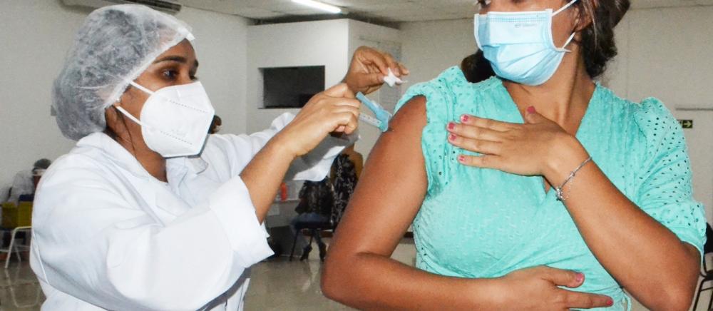 Não há registros de reação adversa pós vacina em grávidas em Feira