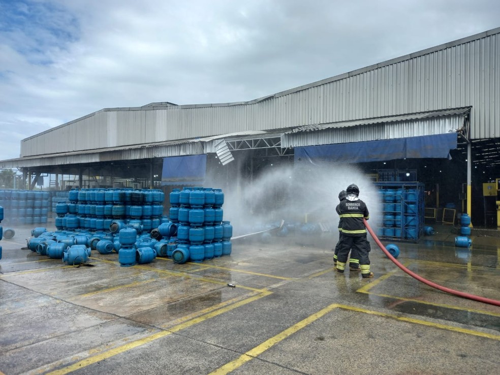 Bombeiros controlam situação em empresa de gás após explosão que matou 1 e deixou 2 feridos