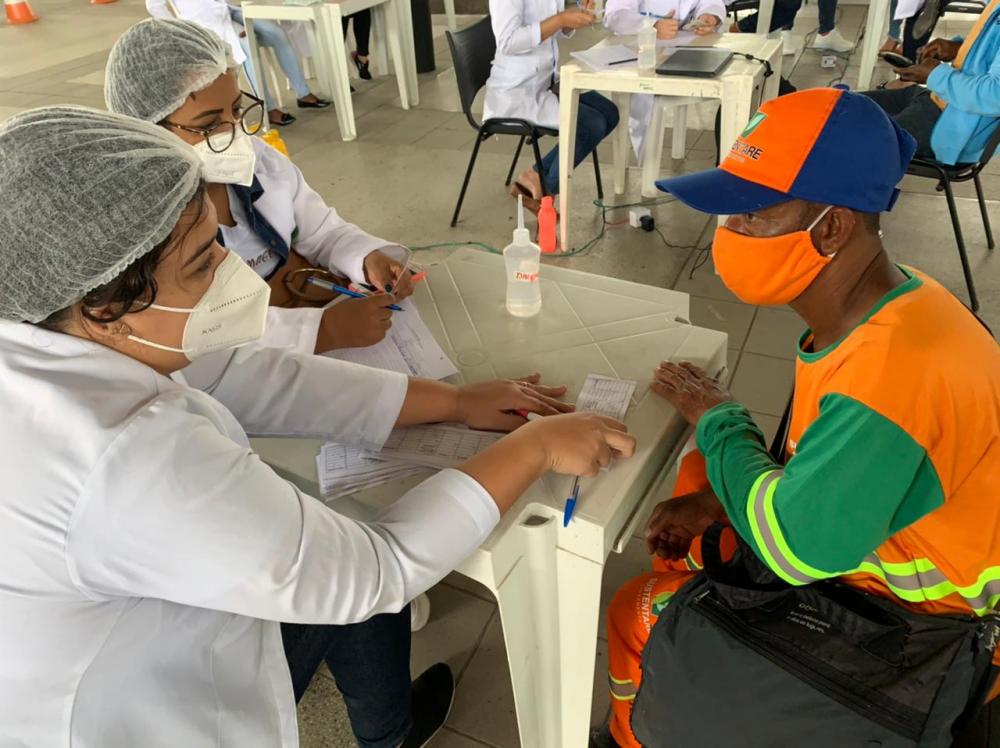 Agentes de limpeza comemoram vacinação contra a Covid-19