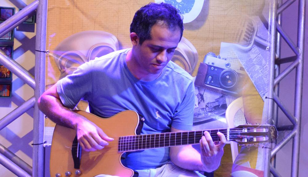 Apresentação em voz e violão em bares e restaurantes é limitada a um artista