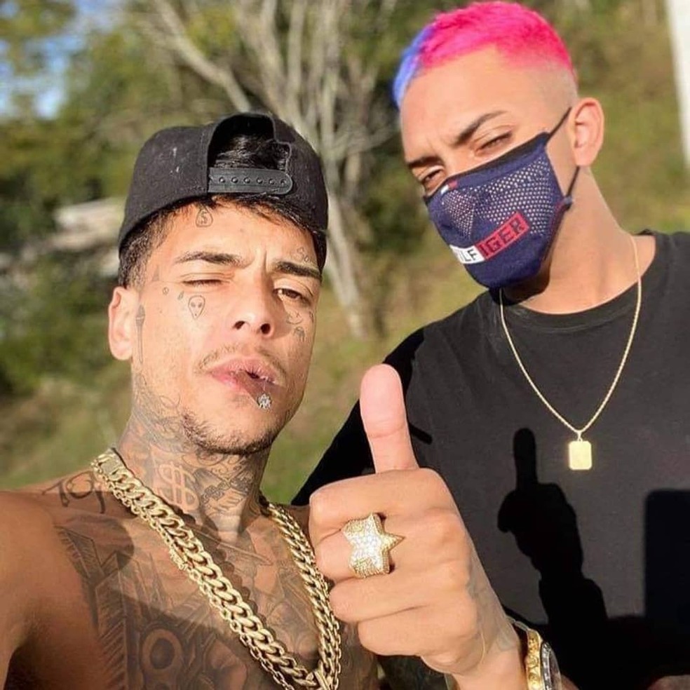  MC Brinquedo faz tatuagem em homenagem: 'Só queria meu amigo aqui'