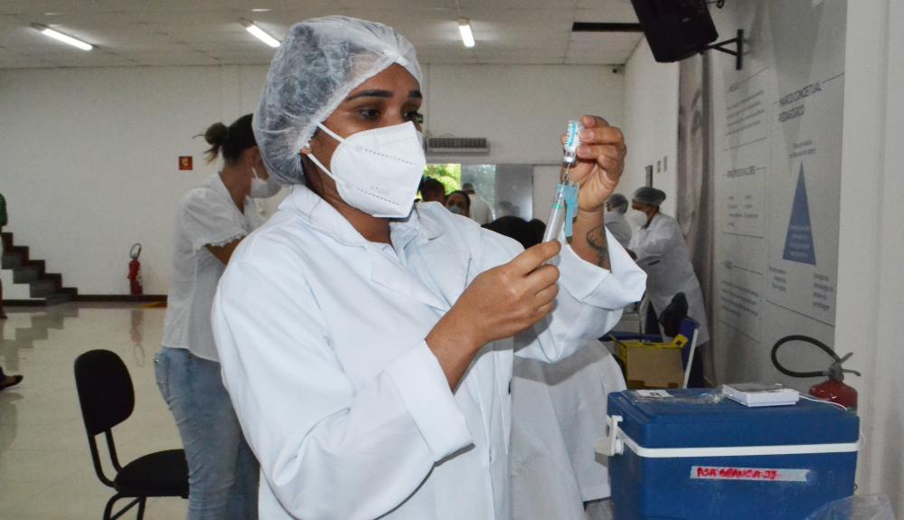 Vacinação para trabalhadores da Educação, Limpeza Pública e Transporte nesta segunda