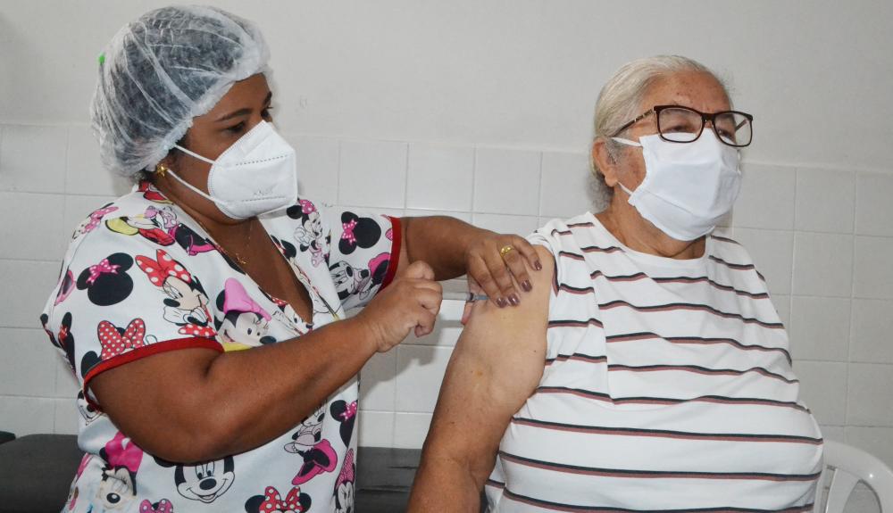 Vacinação contra a Covid-19 em Feira supera imunização da gripe