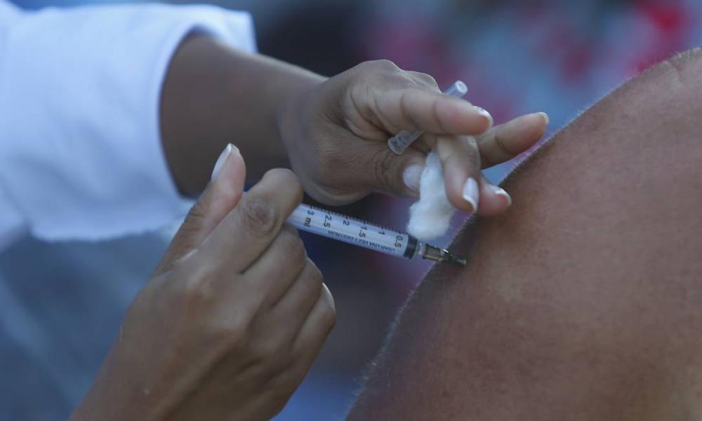 Pessoas que não tomaram segunda dose dentro do prazo podem perder garantia da vacina