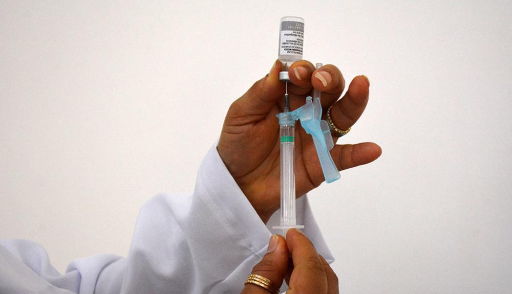 Primeira dose contra Covid volta a ser aplicada nesta terça (15)