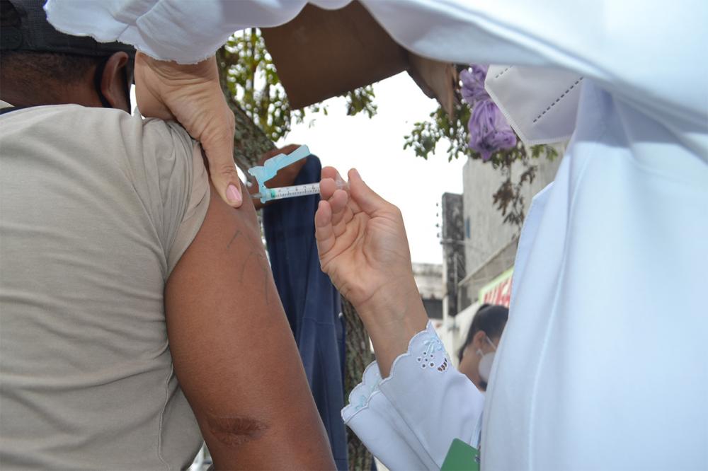 Pessoas em situação de rua, acima de 18 anos, são vacinadas contra a Covid