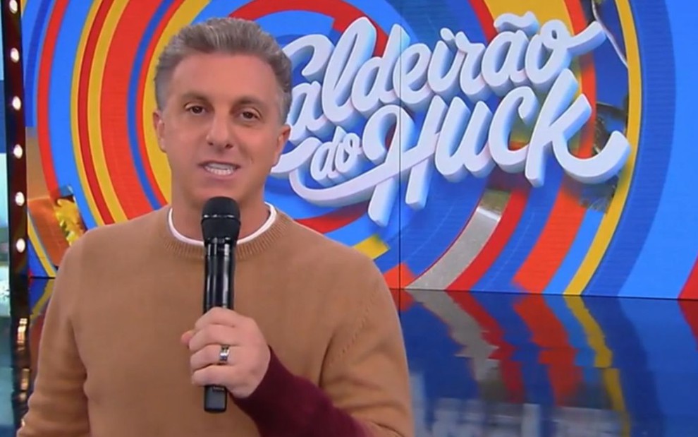 Luciano Huck anuncia no 'Conversa com Bial' que vai assumir as tardes de domingo na Globo