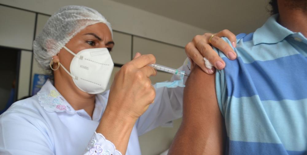 Pessoas a partir de 46 anos podem receber primeira dose contra a Covid nesta segunda