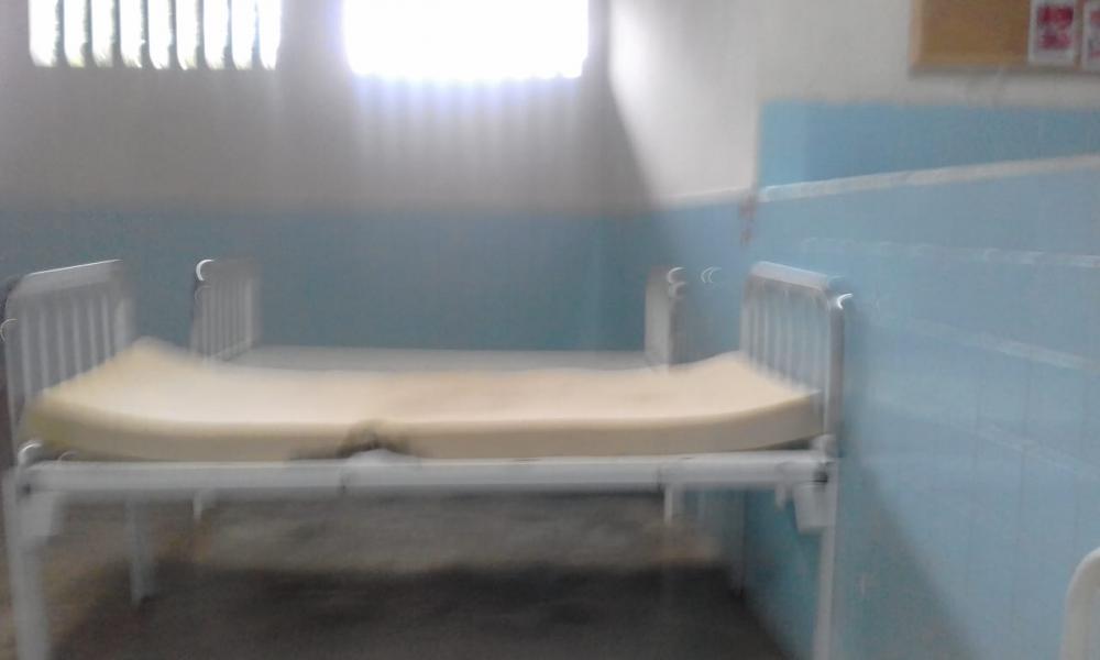 Paciente denuncia falta de colchões e toalhas em hospital; unidade nega