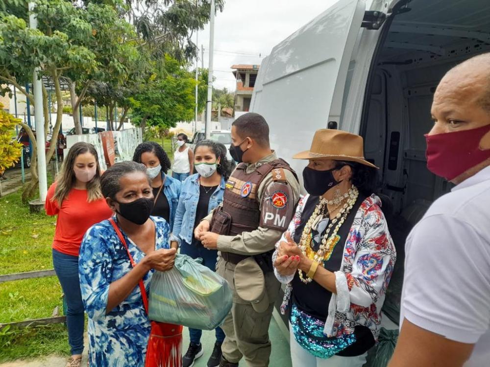 Polícia Militar de Saubara distribui cestas básicas para famílias carentes da região