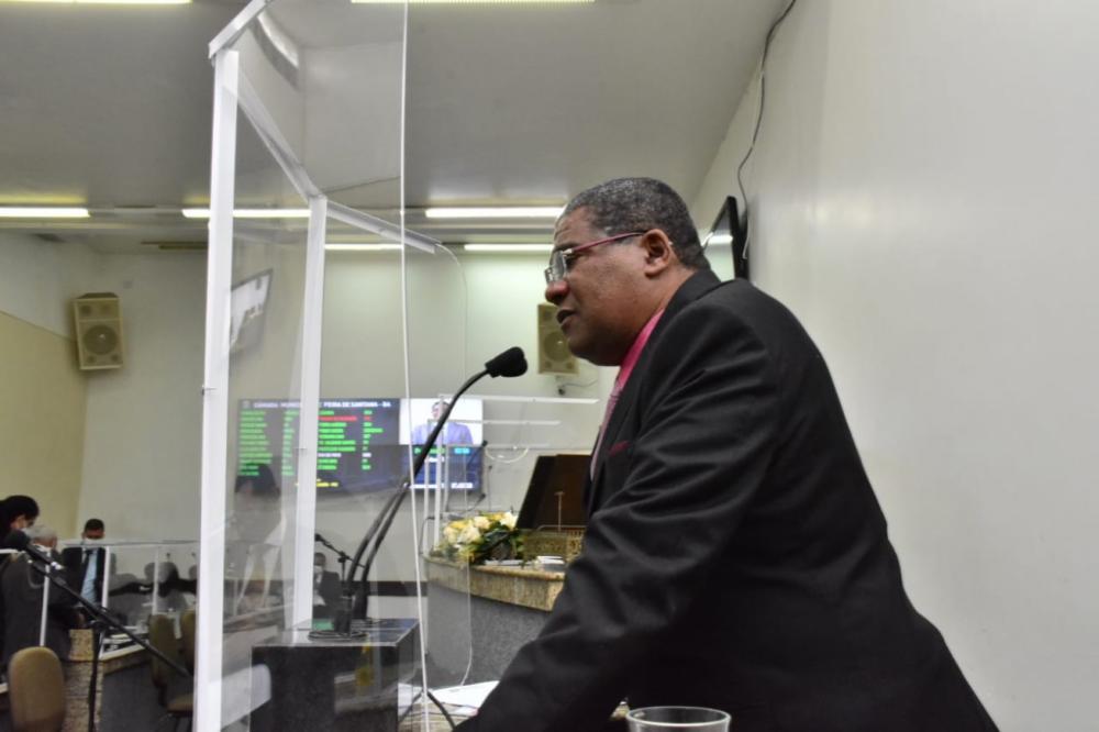 Sem licitação, contrato para transmissão de aulas do município é assinado com TV