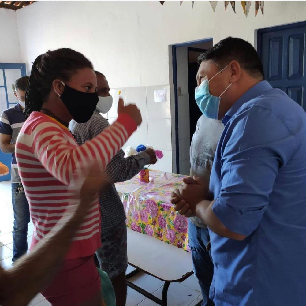 Prefeitura de Milagres distribui 40 toneladas de alimentos em cestas básicas e antecipa 13º salário