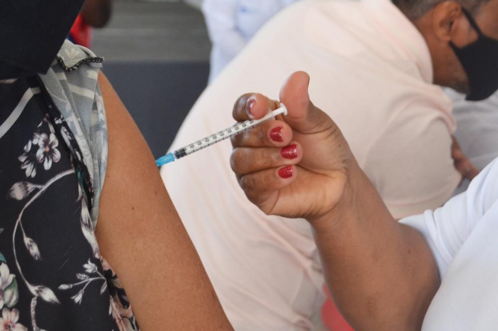 Sindicância descarta fraude em vacinação contra Covid-19, em Feira