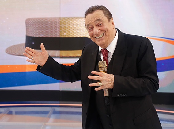 Raul Gil volta a gravar programa inédito e se emociona com retorno