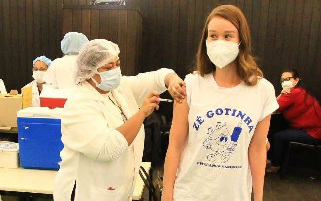 Mariana Ximenes se vacina contra Covid-19 e pede 'fora Bolsonaro'