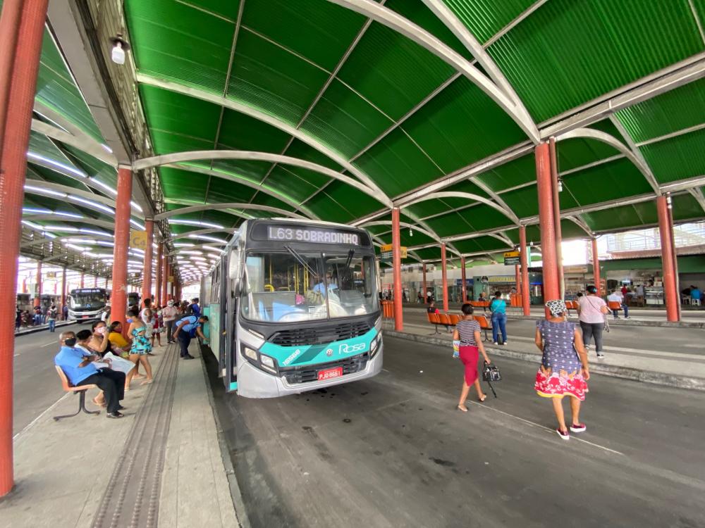 Prefeitura reforça transporte público para vacinação na UEFS