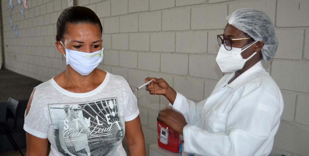 Vacinação para segunda dose retorna nesta terça-feira (27)