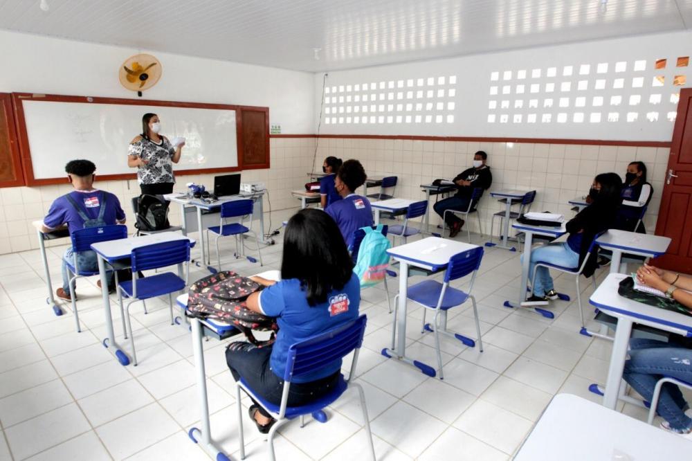 Professores e estudantes do Ensino Médio retornam para as salas de aula em toda a Bahia