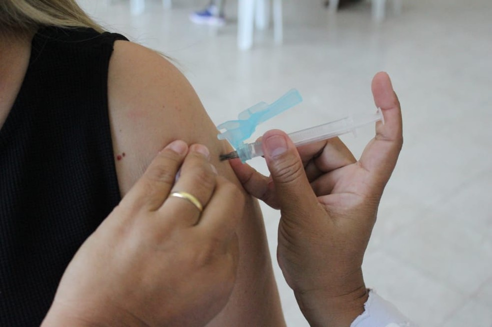 Primeira dose contra Covid-19 para pessoas até 33 anos na UniFTC, nesta sexta