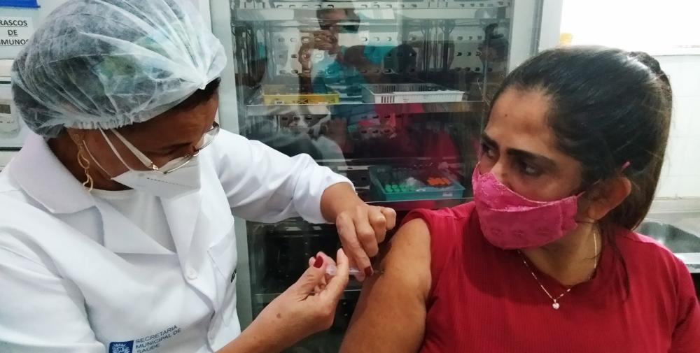 Pessoas a partir de 30 anos podem se vacinar contra a Covid-19 nesta terça