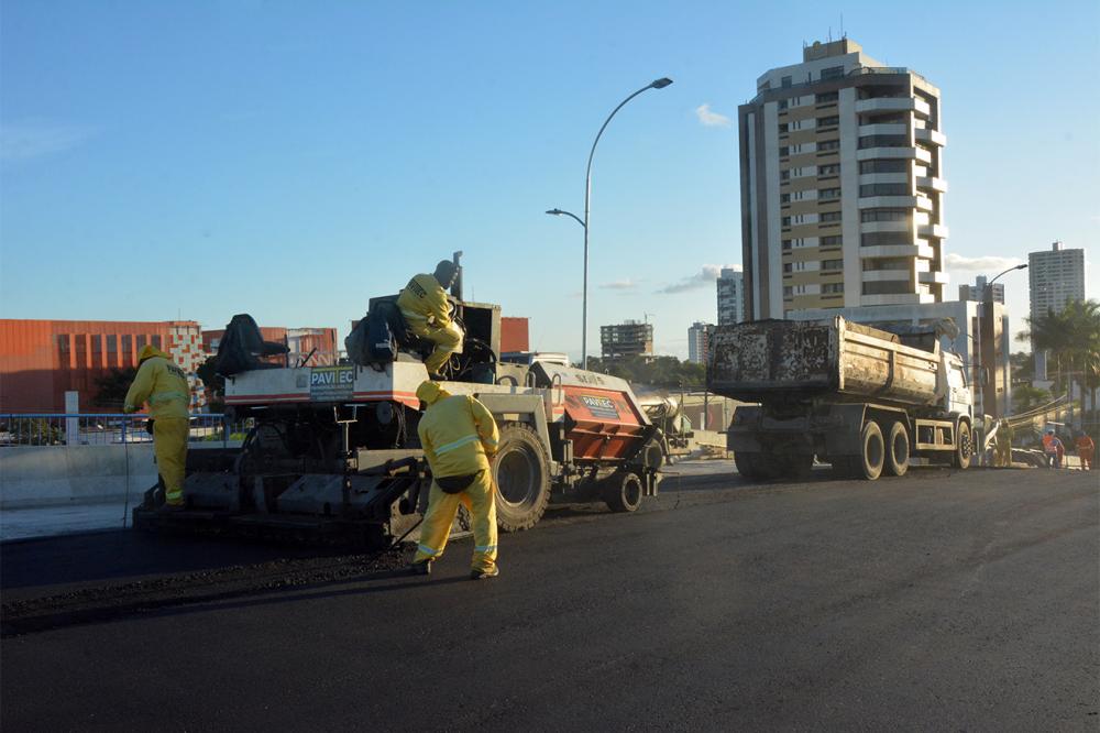 Obras do viaduto Francisco Pinto avançam com a aplicação de camadas de asfalto