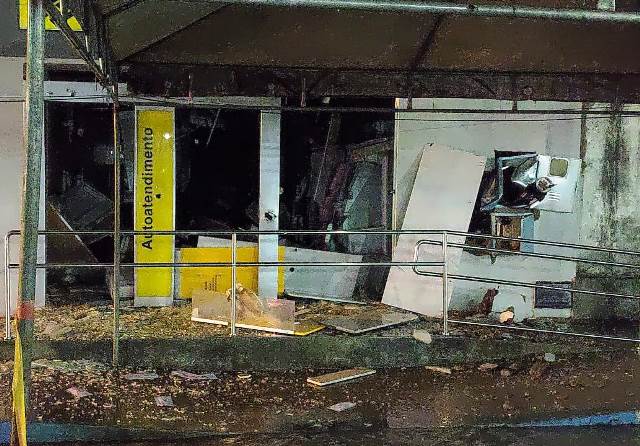 Conceição da Feira: bandidos que explodiram agência bancária seguem foragidos