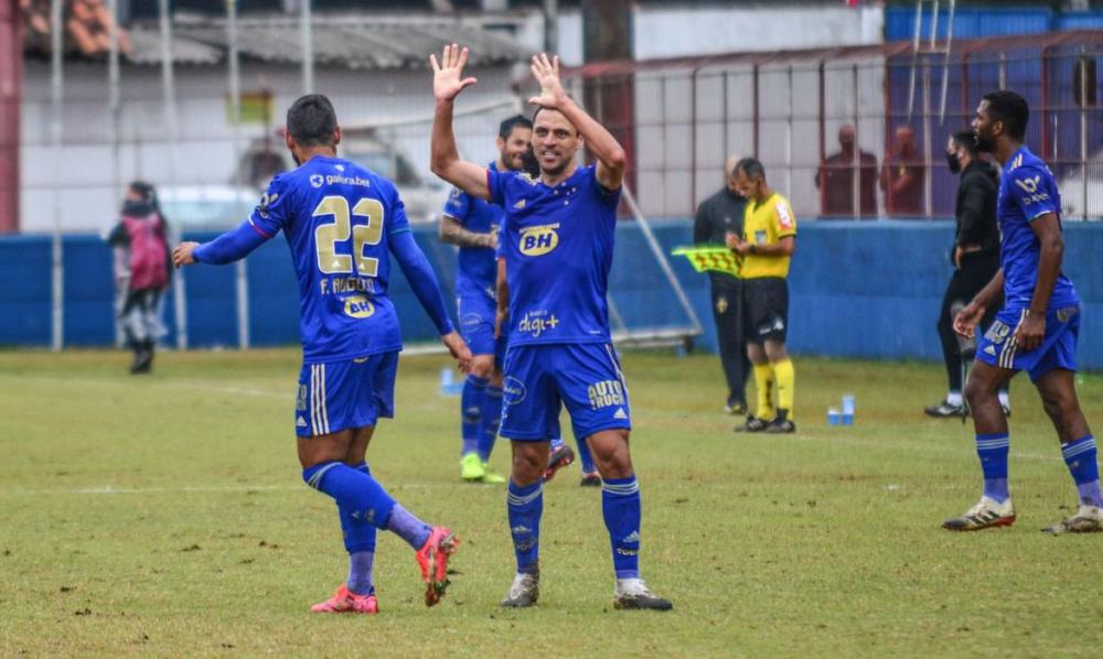 Na estreia de Luxa, Cruzeiro bate Brusque e encerra jejum