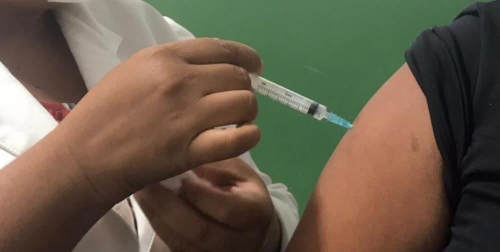 Pessoas com 27 anos começam a receber a vacina contra Covid nesta segunda