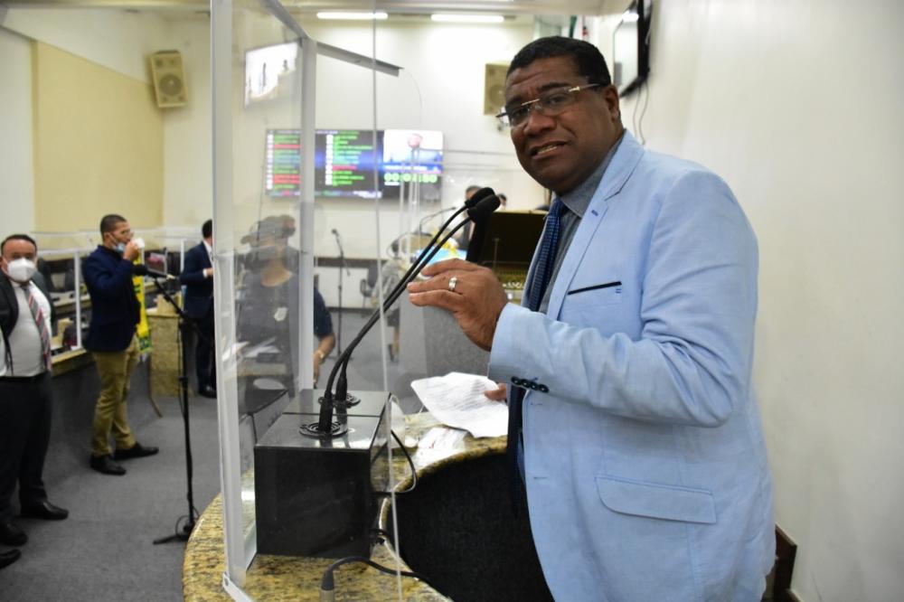 Empresas licitadas pela Prefeitura supostamente passam serviços a terceiros 